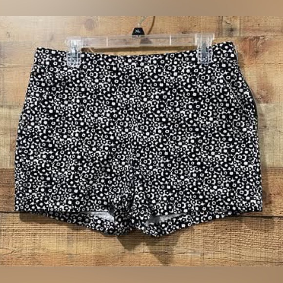 BeBop Black & White Floral Print High Waist Ladies Shorts Size 13 - Picture 1 of 5